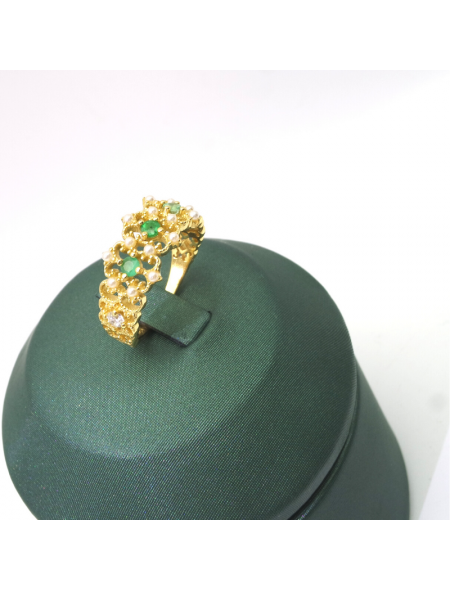 Natural emerald inlaid hollow ring