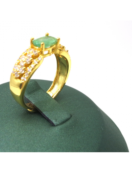 Natural emerald inlaid gold gem ring