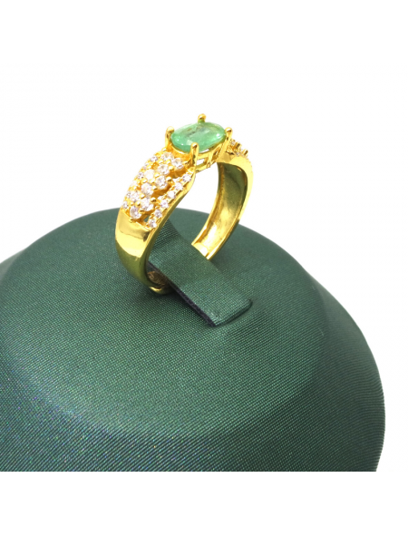 Natural emerald inlaid gold gem ring