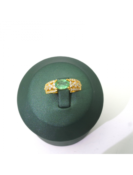 Natural emerald inlaid gold gem ring