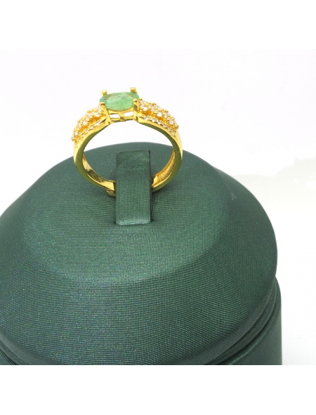 Natural emerald inlaid gold gem ring